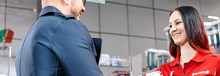 Zwei Personen im Baumarkt